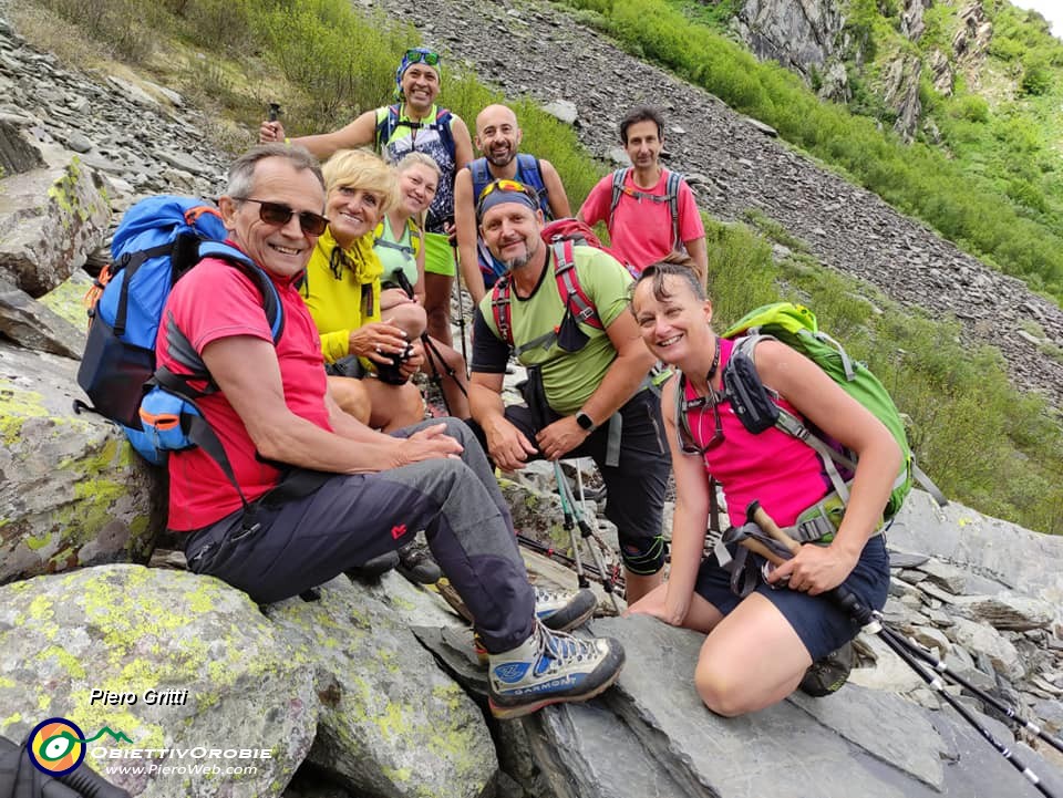 05 Poco sotto il Lago del Vallone (2226 m ) piacevole incontro con amici.jpg